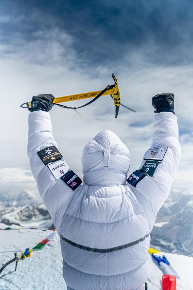 Nepal, il veterano di guerra britannico Hari Budha Magar scala l&rsquo;Everest dopo aver perso entrambe le gambe in guerra