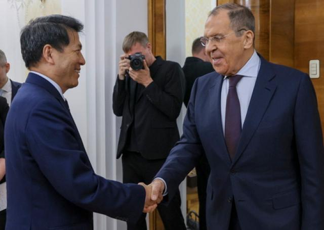 Guerra Ucraina, l&rsquo;inviato cinese Li Hui a Mosca. Lavrov: &ldquo;Cerchiamo una soluzione diplomatica, ma Kiev pone ostacoli&rdquo;