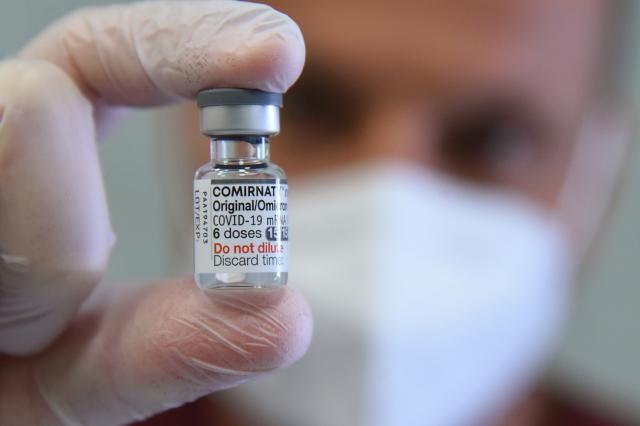 Vaccini Covid, EMA spinge per avvio nuova campagna vaccinale: "Sieri prevengo ricoveri, malattie gravi e morte, ma necessitano di aggiornamenti per le nuove varianti". Nessun accenno agli effetti avve