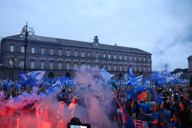 Muore di infarto in piazza del Plebiscito durante la festa per lo scudetto del Napoli