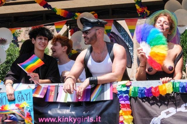 Gay Pride Roma 2023, alla parata delle polemiche Schlein in prima fila: "Giusto esserci". Ronzulli tuona: "I veri intolleranti sono in piazza"