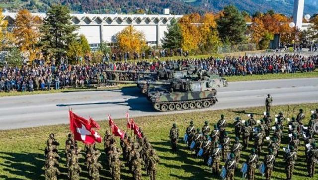 Svizzera, un 23enne si dichiara donna e lo Stato deve riconoscerlo tale: escluso dal sevizio di leva. Ma era una provocazione contro le leggi woke