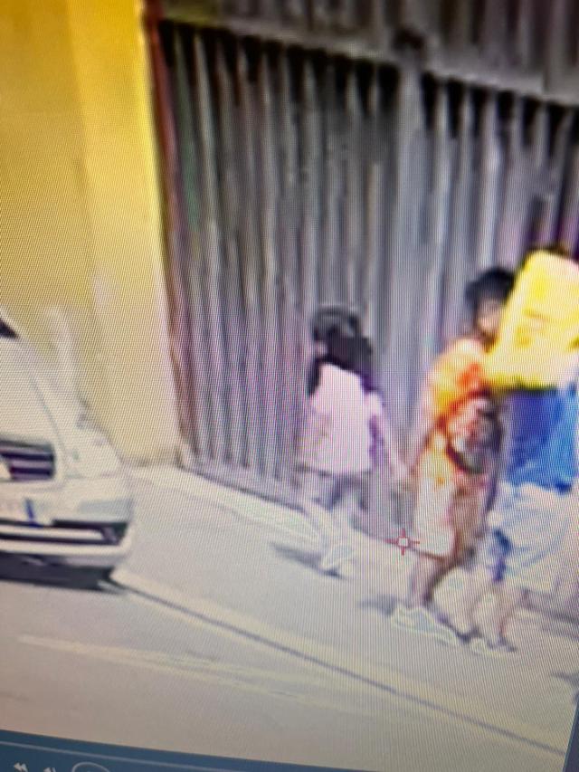Bimba rapita a Firenze, l'ultima foto di Kata prima della scomparsa: lascia il cortile dell'hotel occupato