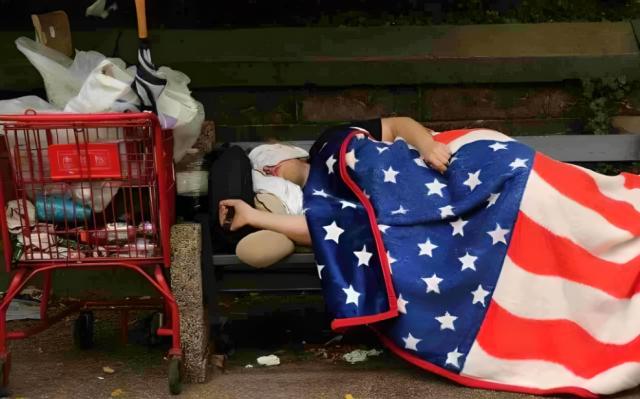 Usa, senzatetto in aumentano del 9% su base annua. Americani in strada dopo la mancata proroga del divieto di sfratto di Biden