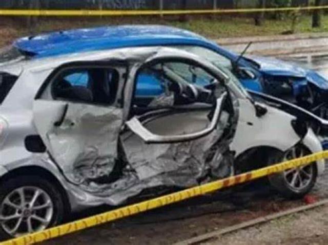 la Smart con a bordo Manuel