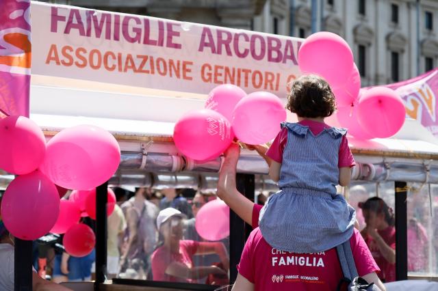 Figli coppie gay, Procura di Padova impugna 33 atti di nascita con due mamme: "Sono illegittimi"