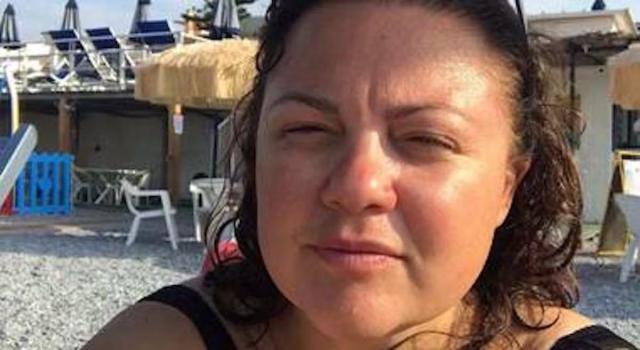 Il ragazzo che accoltell&ograve; la prof ad Abbiategrasso espulso e bocciato, i genitori "Unica insufficienza in storia" ma dimenticano le sei note disciplinari