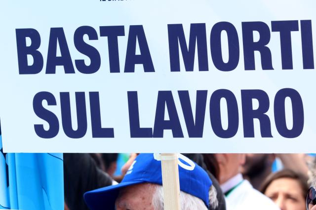 I morti sul lavoro crescono e le sinistre tacciono: meglio occuparsi di arcobaleni