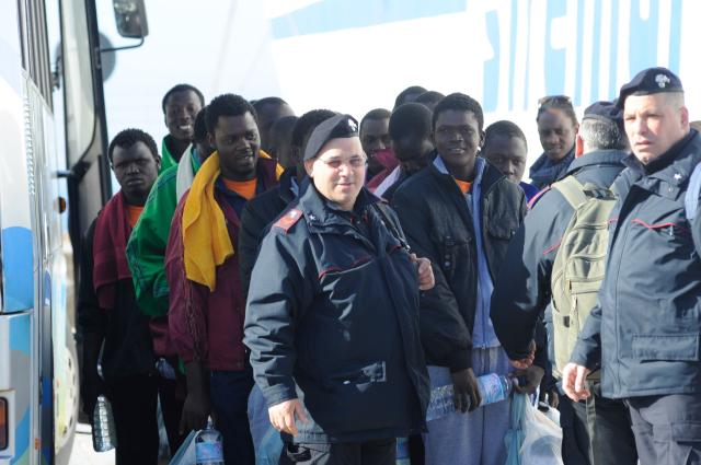 Migranti arrivati in Italia nei primi 6 mesi del 2023, il report del Viminale: 59mila clandestini vs i 25mila del 2022 (+131%). Boom in Sicilia, Calabria e Puglia