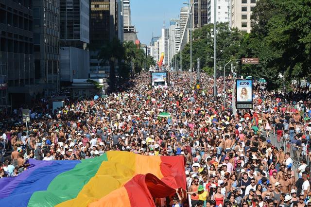 Gay pride, il corteo circense voluto dal capitale e che nulla ha a che vedere coi diritti delle persone omosessuali