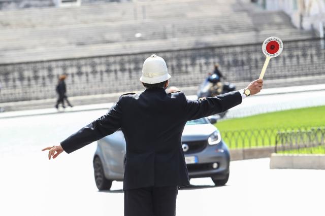 San Francesco al Campo (Torino), guida senza patente per 52 anni: 73enne scoperto perch&eacute; guidava contromano