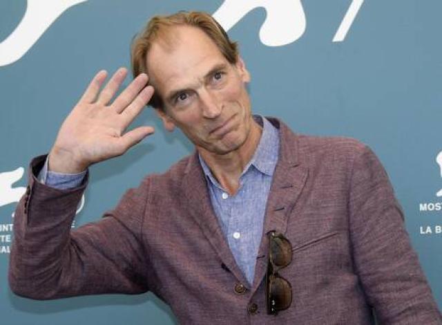 Julian Sands ritrovato, i resti umani trovati nelle montagne della California sono i suoi: l'attore era scomparso 5 mesi fa