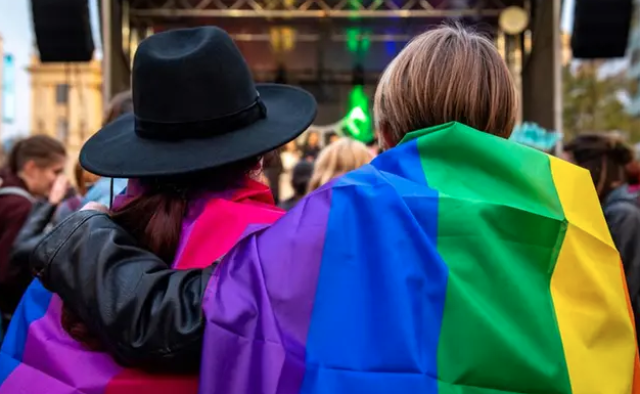 Transessuali, "Fino a 95% di rischio malattie cardiache in pi&ugrave; con ormoni per cambio sesso", studio preoccupa mondo lgbtq