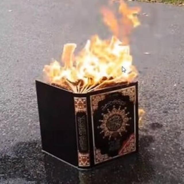 Svezia, rogo del Corano in pubblico fuori dalla moschea principale di Stoccolma autorizzato dalla polizia