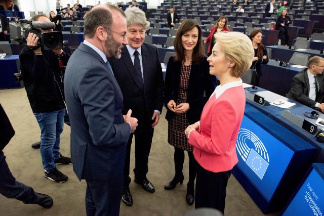 Commissione Ue, von der Leyen si ricandida col sostegno del Ppe ma Weber promette battaglia: "No al green deal"