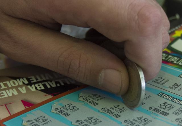 Vince 100mila euro al gratta e vinci a 70 anni, per festeggiare compra un secondo biglietto e vince altre 300mila euro 