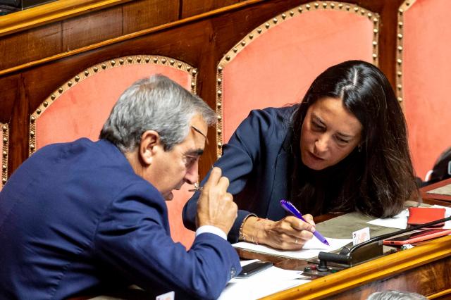 Ronzulli vs Gasparri, lite sulle assenze del vicepresidente del Senato, lui: "Dimettiti!"; lei: "Se lo faccio viene gi&ugrave; tutto"