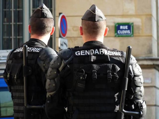 Francia, proposta di legge per il controllo della popolazione: permettere alla polizia di attivare da remoto videocamere, microfoni e gps dei cellulari privati