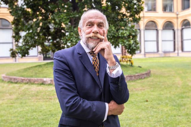 Andrea Stramezzi (odontoiatra): "Effetti avversi gravi da vaccino Covid, anche tumori, sospendere le somministrazioni. 