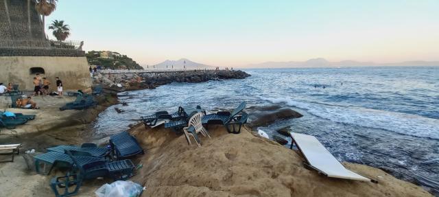 Napoli, bagnino accoltellato all&rsquo;addome da due 15enni per un lettino: operato d&rsquo;urgenza, &egrave; grave