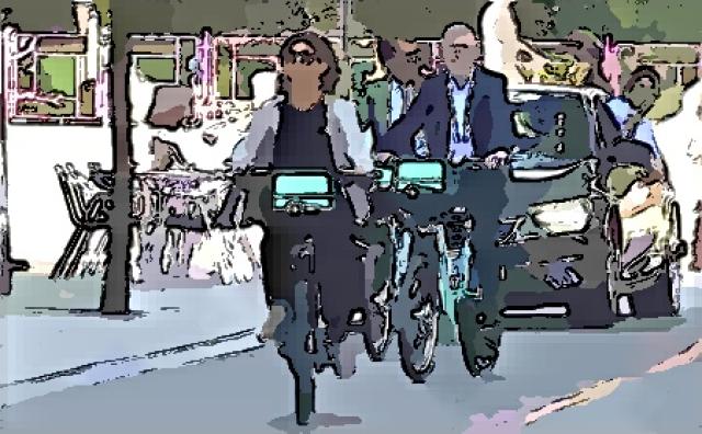 Il ministro spagnolo in bici