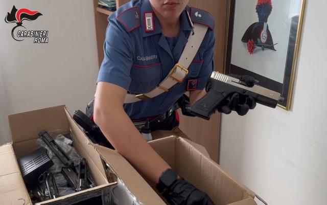 Roma, trasformavano armi giocattolo "soft air" in pistole vere, scoperto arsenale in laboratorio segreto in casa