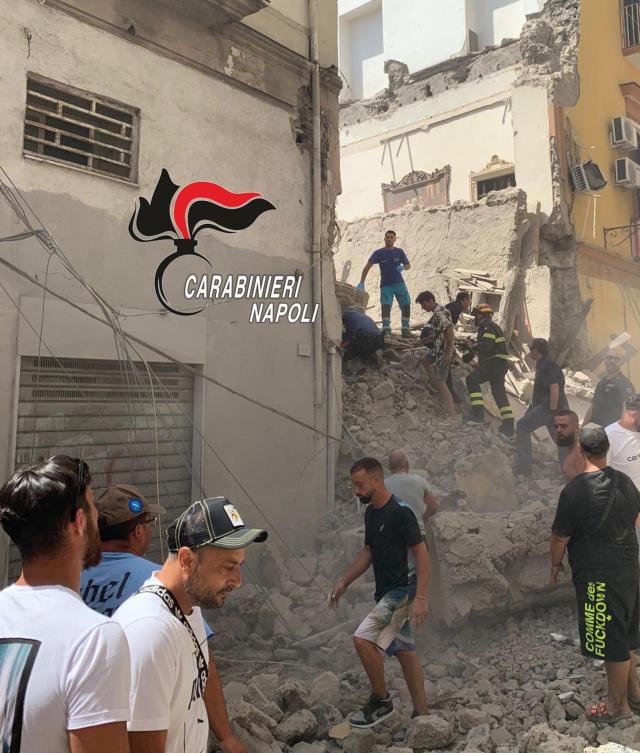 Torre del Greco, crolla palazzina di tre piani: 3 persone vive estratte dalle macerie; Meloni: "Seguo con apprensione la vicenda"