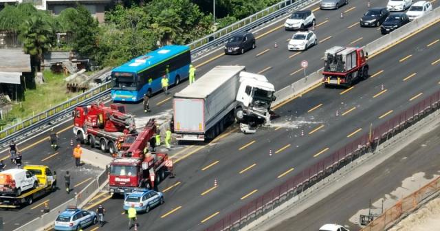 Incidente sull'A8, tir salta la carreggiata e investe auto con famiglia a bordo: 3 feriti di cui uno grave