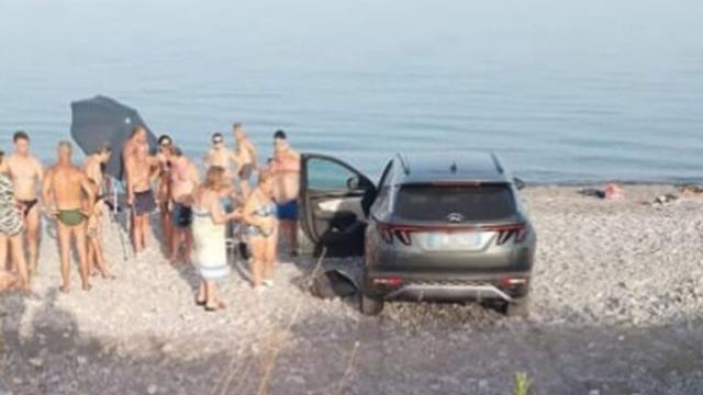 Trebisacce, auto elettrica si mette in moto da sola improvvisamente e finisce in spiaggia tra i bagnanti