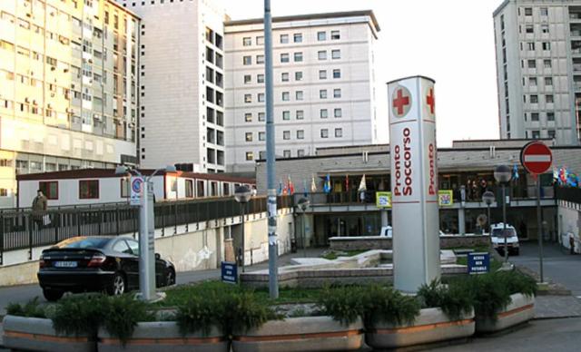 Padova, sesso in ospedale con il marito ricoverato davanti ai pazienti: 40enne entra in reparto travestita da medico