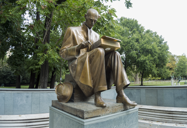 Milano, attivisti per il clima ricoprono di nastro la statua di Indro Montanelli: la deriva eco-demenziale