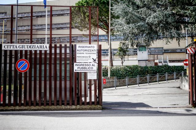 Roma, 20enne denuncia capo per palpate a fianchi e pancia, il giudice: &ldquo;Non &egrave; molestia. Lei complessata dal suo aspetto fisico&rdquo;