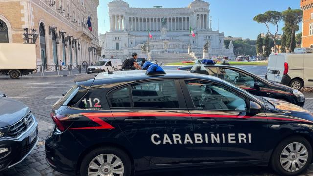 Roma, gang di egiziani in manette, terrore dei turisti: scippavano collanine d&rsquo;oro armati di coltello 