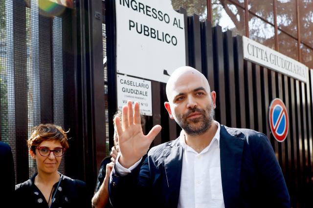 Roberto Saviano fuori dalla Rai per le frasi su Salvini: &ldquo;Ministro della Mala Vita&rdquo;. L&rsquo;azienda: &ldquo;Violano codice etico&rdquo;