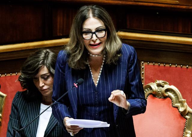 Santanch&egrave;, mozione di sfiducia di M5S e Pd al voto in Senato, bagarre in aula, la ministra: &ldquo;In aula ho detto verit&agrave;&rdquo;, Lichieri (M5S): &ldquo;Pagliacci&rdquo;