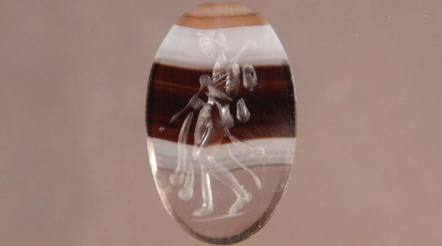 Venezia, gemma di et&agrave; romana con l&rsquo;incisione di una figura mitologica: la scoperta di uno scavo archeologico sommerso nella laguna