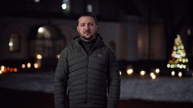 Ucraina, Natale spostato dal 7 gennaio al 25 dicembre per non festeggiarlo coi russi ortodossi. Zelensky se la prende anche con Santa Claus