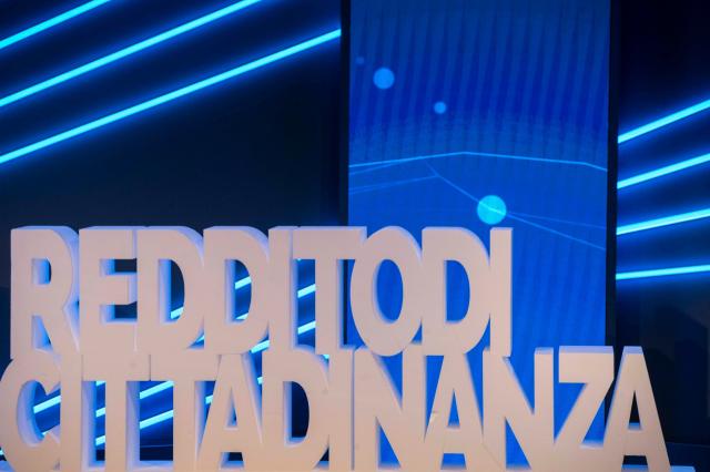 Reddito di cittadinanza sospeso ma il governo Meloni continua a sprecare soldi per armi e Kiev e vitalizi ai politici