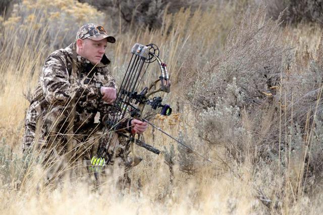 La Liguria approva la caccia con arco e frecce, ira di cittadini e associazioni ambientaliste: "Una barbarie"