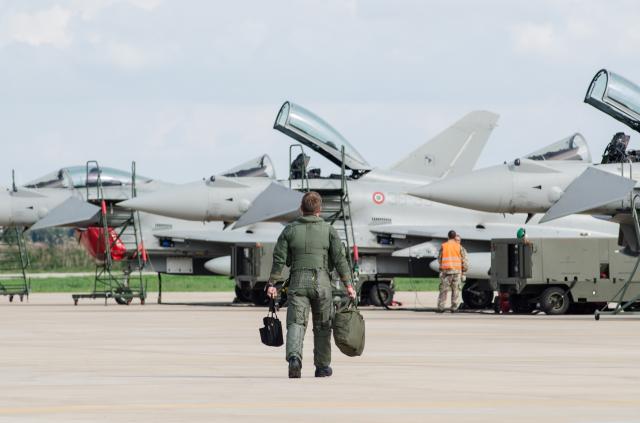 Ucraina, Jet Nato scortano 3 navi di grano nel mar Nero, ISW: "Eurofighters italiani pronti ad intervenire in caso di attacco"