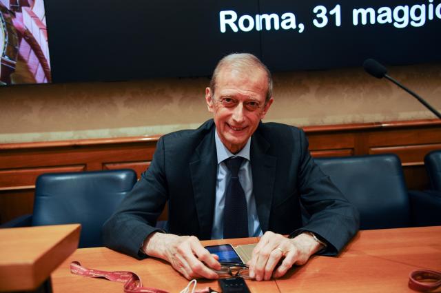 Fassino e la gaffe sugli stipendi dei politici 