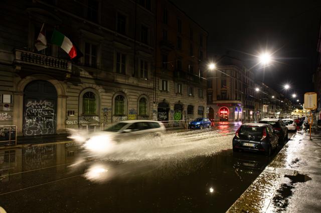 Maltempo, arriva il ciclone Circe, temporali e temperature in calo: Milano chiude parchi, mercati e cimiteri