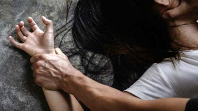 Catanzaro, 56enne fa ubriacare 16enne ad una festa per stuprarla: bloccato dalla madre con urla e spintoni