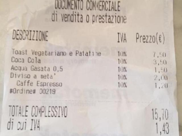 Gela Lario, toast tagliato a met&agrave; costa 2 euro in pi&ugrave;, scontrino virale, il titolare: &ldquo;Richieste si pagano&rdquo;