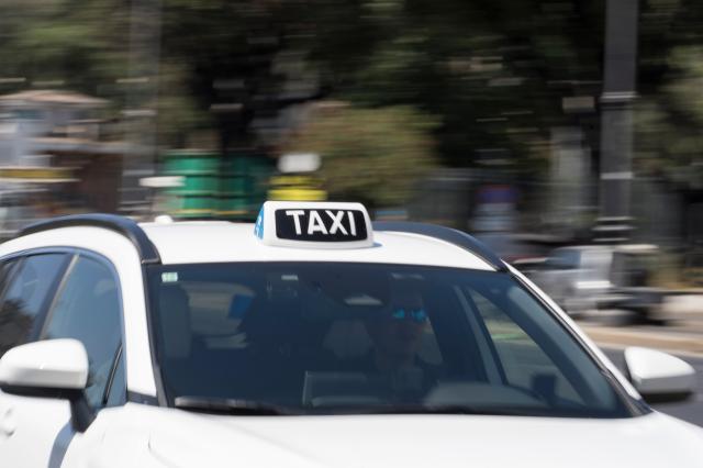 Decreto omnibus, 20% di taxi in pi&ugrave; nelle citt&agrave;, stop caro-voli per Sicilia e Sardegna, 6 anni di carcere ai piromani