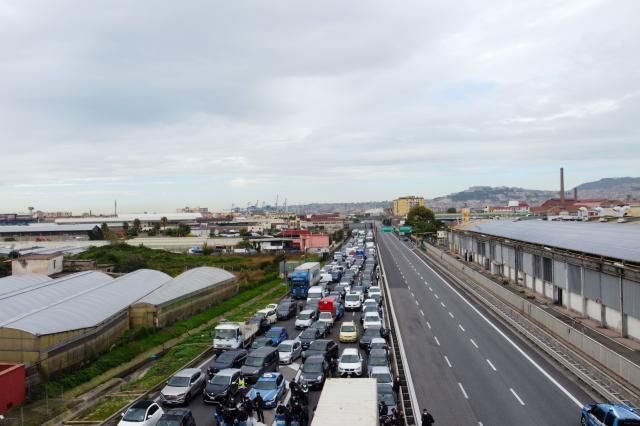 Esodo Ferragosto, incidente tra 7 vetture in A1 tra Anagni e Colleferro, code per 12 km, traffico in tilt