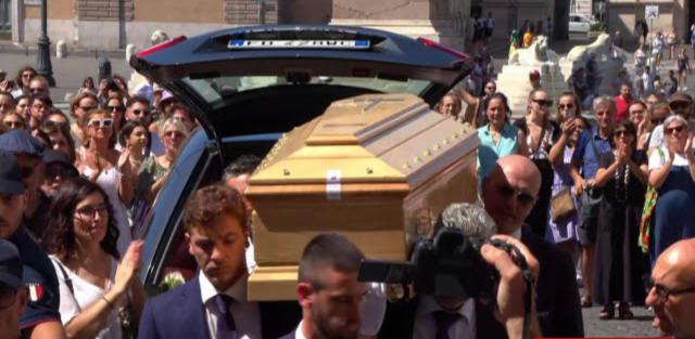 Funerali Michela Murgia, Schlein e Saviano alla Chiesa degli Artisti, ultimo saluto alla scrittrice - DIRETTA