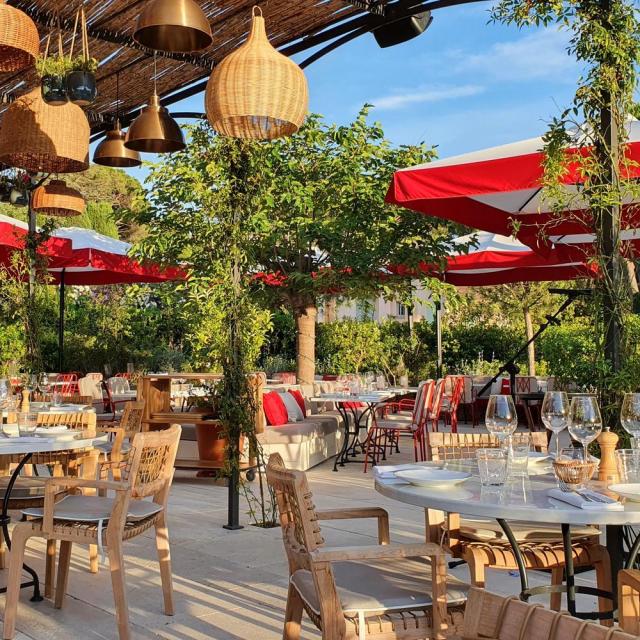 Saint-Tropez, "mancia da 500 euro al ristorante troppo bassa", cameriere insegue cliente italiano e ne chiede 1000 