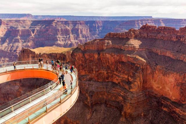 Grand Canyon, precipita da un dirupo profondo 30 metri, 13enne vivo per miracolo: "volevo solo fare una foto"