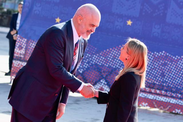 Meloni dalla Puglia in Albania, visita lampo al premier Rama, lui: "Stravedo per lei, io un fratello d'Italia"